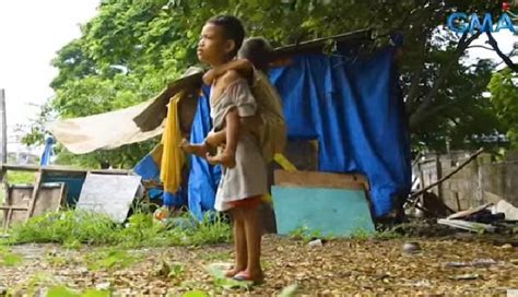 6 na taong gulang na kuya, pasan ang batang kapatid na may .